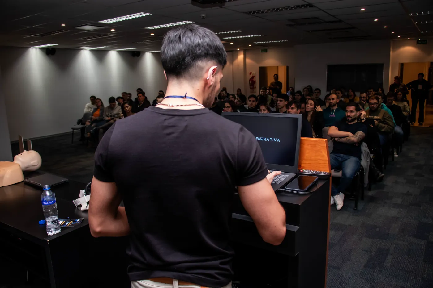 Sala completa durante una charla de Chatbot Evolution
